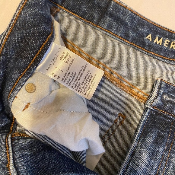 Size 6 American Eagle Mom Jeans - Picture 3 of 3
